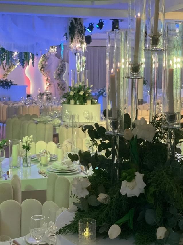 Decoração elegante com candelabros de cristal
